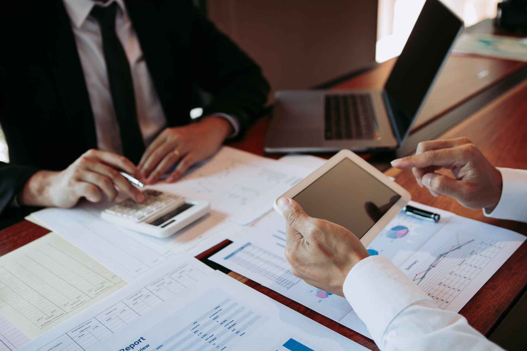Asesores revisando un diagnóstico patrimonial con reportes y tablet